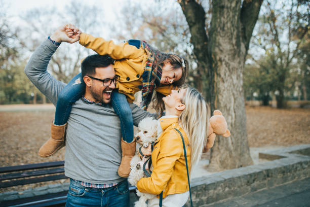 szczęśliwa rodzina - park posing family outdoors zdjęcia i obrazy z banku zdjęć