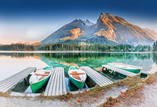 클래식 보트 호수 힌 터 시-독일, 바바리아, 유럽에서 고산 자연의 아름 다운 풍경에.  가 풍경입니다. 배경, berchtesgaden 국립 공원에서에서 rotpalfen 및 hochkalter 산 봉우리. - bayern 뉴스 사진 이미지