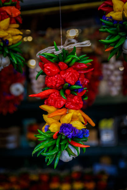 bunte paprika ristras mit blumen und knoblauch aufhängen auf dem markt in seattle - wreath chili pepper pepper ristra stock-fotos und bilder