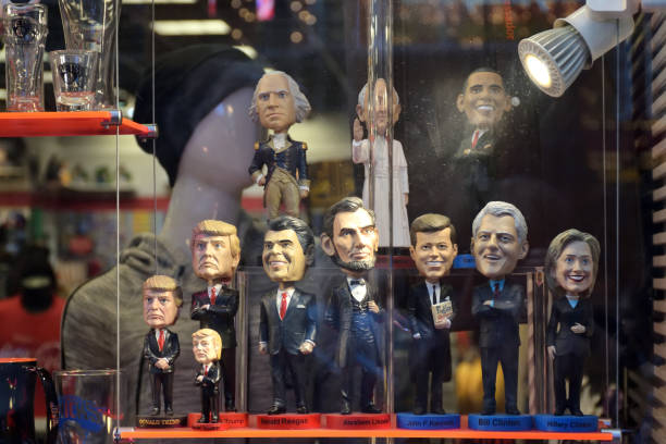 lalki prezydenta usa z różnymi postaciami - barack obama zdjęcia i obrazy z banku zdjęć