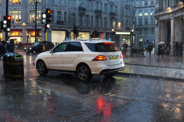 des pluies soho rue - pedestrian accident england street photos et images de collection