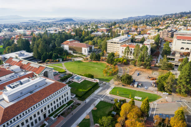 veduta aerea degli edifici dell'università di berkeley - campus autumn walking university foto e immagini stock