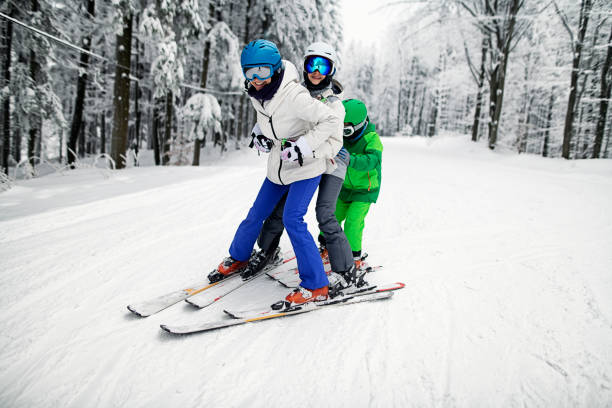 madre e bambini che si divertono a sciare insieme - skiing ski family friendship foto e immagini stock