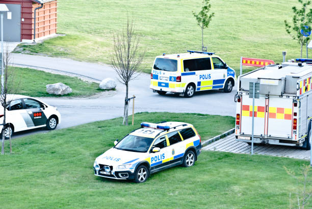 svensk säkerhet & första responders (inkl. brandkåren och polisen) delta i en nödsituation i ett bostadshus i nacksta, sundsvall (norr om stockholm) - sverige. - sjuksköterska sverige bildbanksfoton och bilder