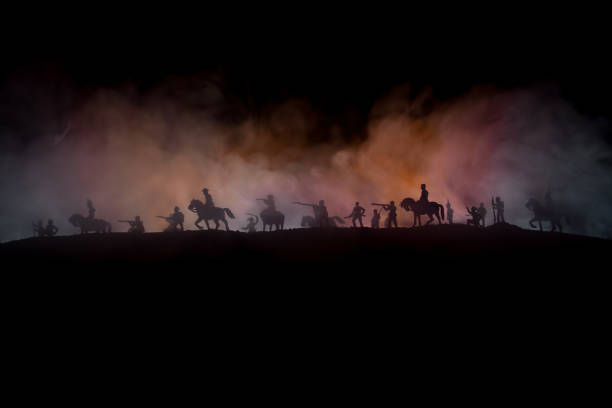 американская концепция гражданской войны. военные силуэты, сражающихся сцены на фоне военного туманного неба. сцена нападения. - gettysburg стоковые фото и изображения