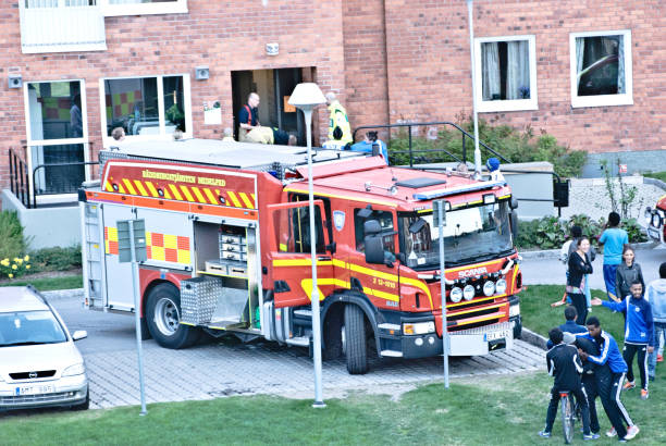 invånarna vänta utanför medan svenska säkerhet & första responders arbeta i ett bostadshus i nacksta, sundsvall (norr om stockholm) - sverige. - sjuksköterska sverige bildbanksfoton och bilder