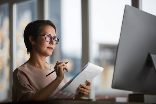 事務所の従業員 - computer computer monitor women business person ストックフォトと画像