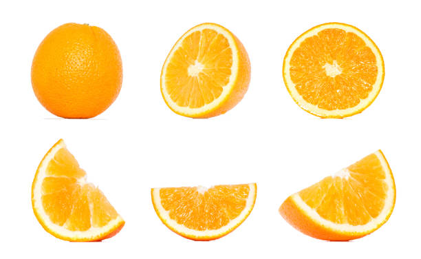 oranje fruit collectie in verschillende variaties geïsoleerd op witte achtergrond. hele en gesneden sinaasappel. oranje uitknippad. - een stuk taart stockfoto's en -beelden