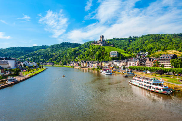 widok z lotu ptaka na miasto cochem, niemcy - cochem zdjęcia i obrazy z banku zdjęć