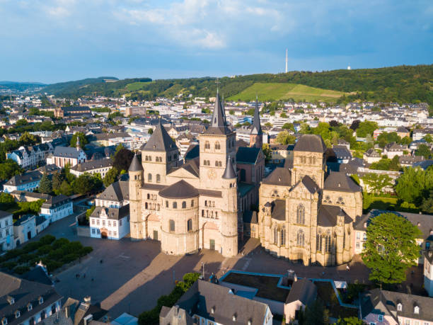 catedral de trier y la iglesia de nuestra señora en trier - trier fotografías e imágenes de stock