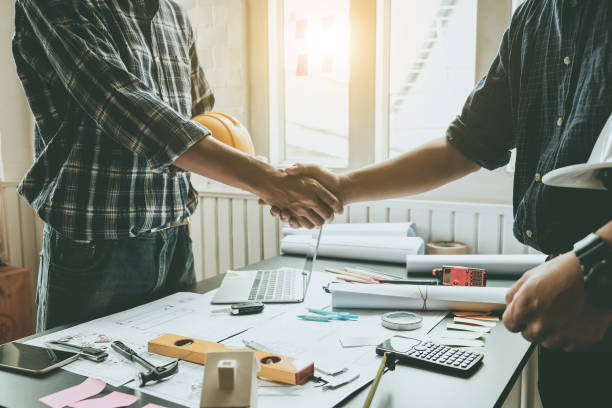 engineers and architects handshake. agreement and are willing to work together. - colleague horizontal business construction imagens e fotografias de stock