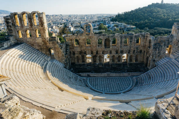 o anfiteatro grego antigo: o antigo teatro odeon de herodes atticus na acrópole, atenas, grécia - herodes atticus - fotografias e filmes do acervo