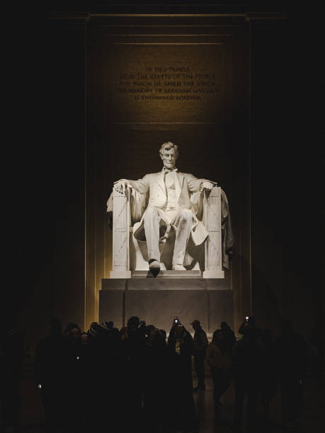 밤에 조명 하는 에이브러햄 링컨 기념비 동상 - lincoln memorial washington dc people abraham lincoln 뉴스 사진 이미지