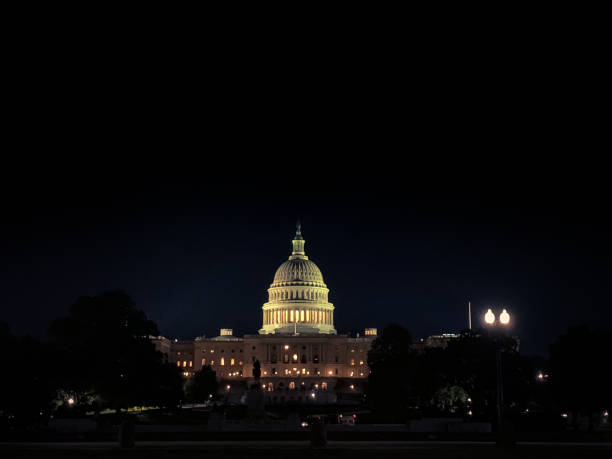 Desamarrados Capitólio dos Estados à noite em Washington D.C. - foto de acervo