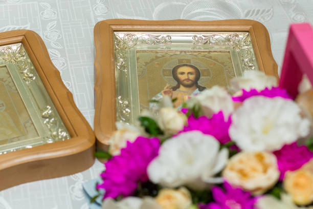 istock Two wedding Icons and the engagement bouquet 1068903672