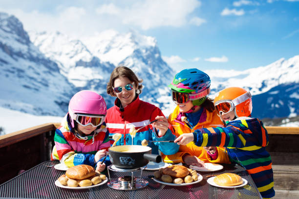 família depois do almoço de esqui nas montanhas. divertimento a esquiar. - skiing family winter snow - fotografias e filmes do acervo