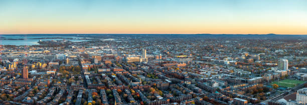 ampia vista panoramica del centro di boston residential side - autumn clock roof colors foto e immagini stock