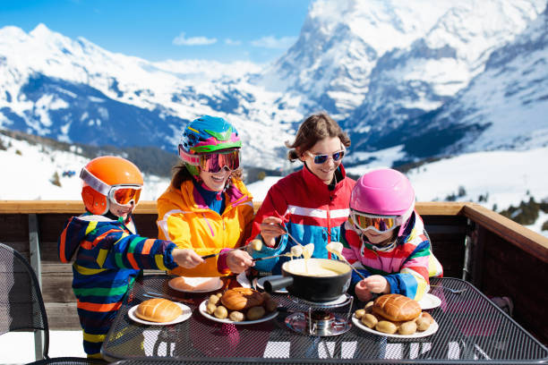 pranzo sugli sci apres in famiglia in montagna. divertimento sugli sci. - skiing family winter snow foto e immagini stock