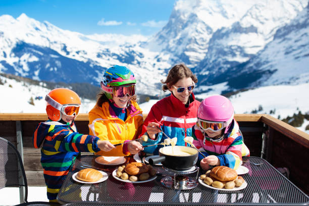 família depois do almoço de esqui nas montanhas. divertimento a esquiar. - skiing family winter snow - fotografias e filmes do acervo