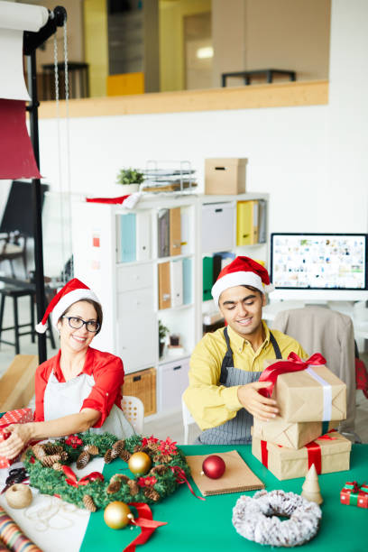 istock Preparing gifts and decorations 1068937204