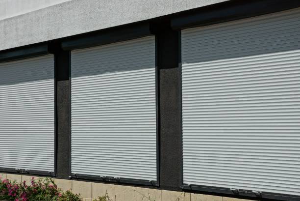 trzy okna pokryte białymi plastikowymi okiennicami na ścianie domu - building exterior store closed photography zdjęcia i obrazy z banku zdjęć