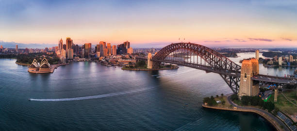 d kirrib cbd rosa ascesa padella alta - sydney australia skyline sydney harbor harbor foto e immagini stock