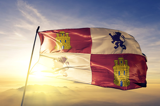 Comunidad Autónoma de Castilla y León de España bandera tela tela ondeando en la niebla de la niebla de amanecer superior photo