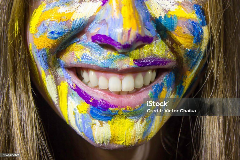 Femme avec peinture visage