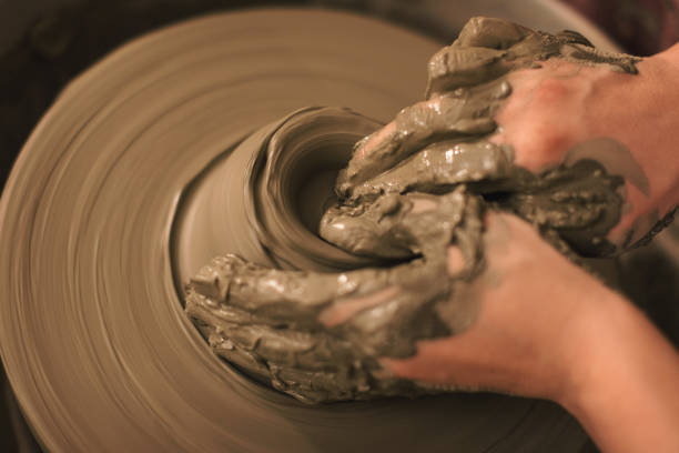 гончарный художник делает форму из глины - wet clay стоковые фото и изображения