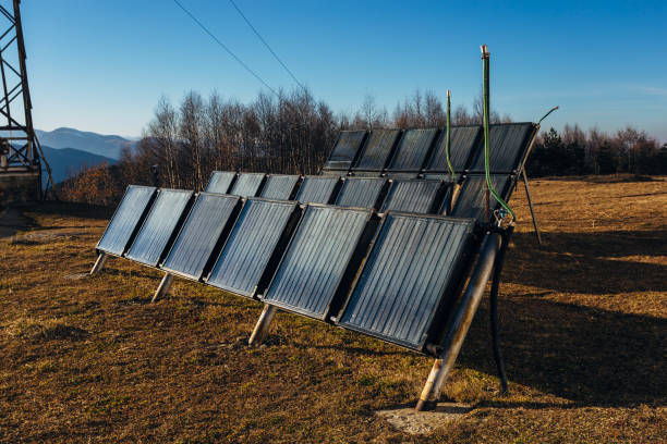 paneles térmico del calentador solar de agua - solar power station sun water collection fotografías e imágenes de stock