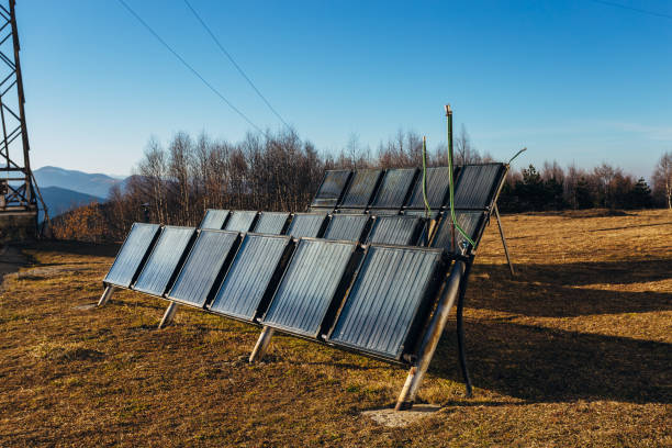 paneles térmico del calentador solar de agua - solar power station sun water collection fotografías e imágenes de stock