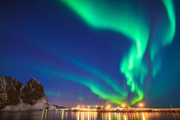 смешанные красочные полярные сияния borealis танцы в небе - aurora borealis iceland astronomy tranquil scene стоковые фото и изображения