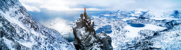 success in the mountains - mountain mountain climbing climbing snow imagens e fotografias de stock