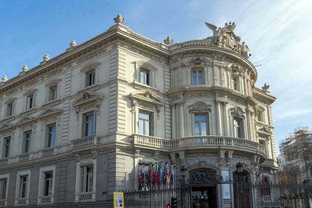 palais de linares à la place de cibeles dans la ville de madrid, espagne - madrid plaza de la cibeles spain panoramic photos et images de collection