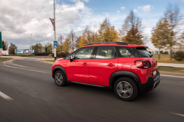 nuevo 2018 rojo citroen c3 aircross en la ciudad. coche en movimiento. - sport magazine day usa fotografías e imágenes de stock