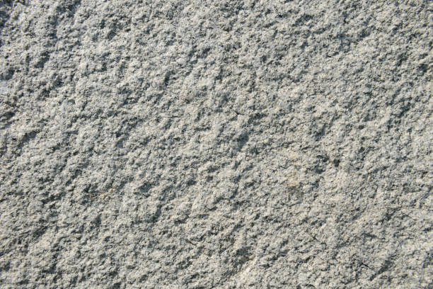 surface rugueuse de la dalle de granit gris avec des taches noires - hollow gray pattern wall photos et images de collection