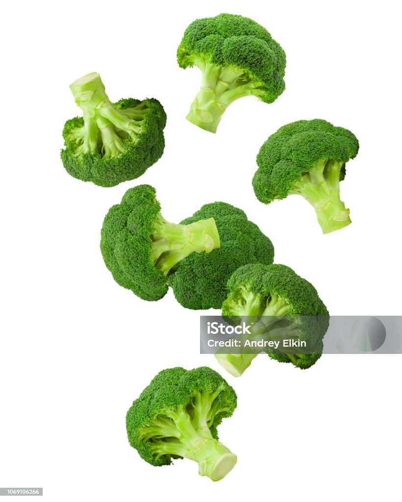 Caindo o brócolis, isolado no fundo branco, traçado de recorte, toda a profundidade de campo - Foto de stock de Brócolis royalty-free