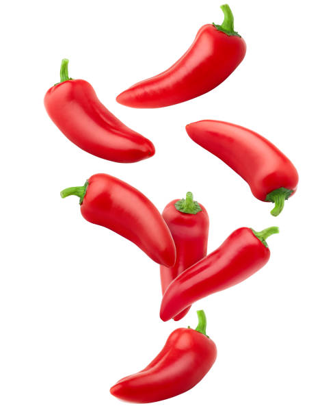 peperoncini rossi cadenti su sfondo bianco, foto isolate e di alta qualità, percorso di ritaglio - pepper vegetable red green foto e immagini stock