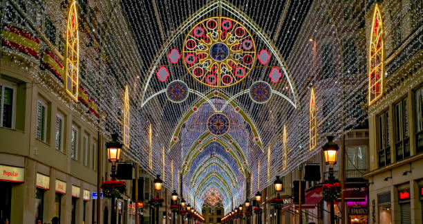 spettacolo di luci natalizie nel centro di malaga - crowd store europe city street foto e immagini stock