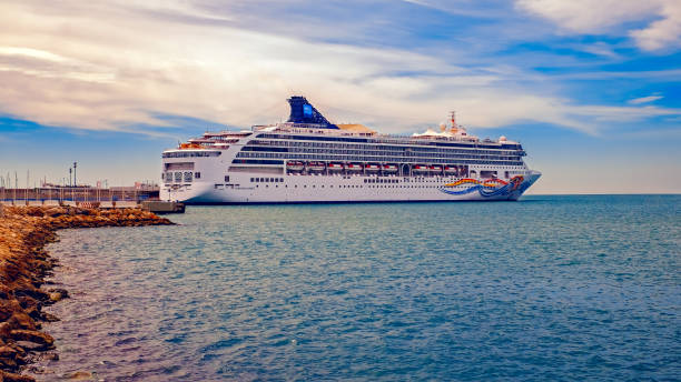 die wunderschönen kreuzfahrtschiff norwegian spirit im hafen von málaga, spanien. - editorial sea white ship stock-fotos und bilder