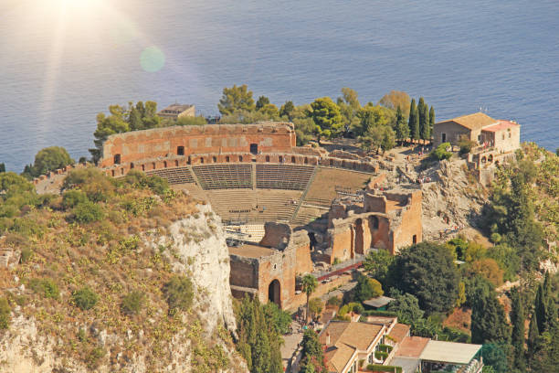 widok na stare miasto w taorminie, morze i teatr grecki. wyspa sycylia, włochy - greco roman zdjęcia i obrazy z banku zdjęć