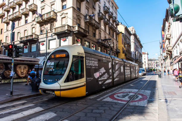 tramway électrique jaune milanais qui traverse le cœur du centre-ville de milan en italie. - bus speed transportation public utility photos et images de collection