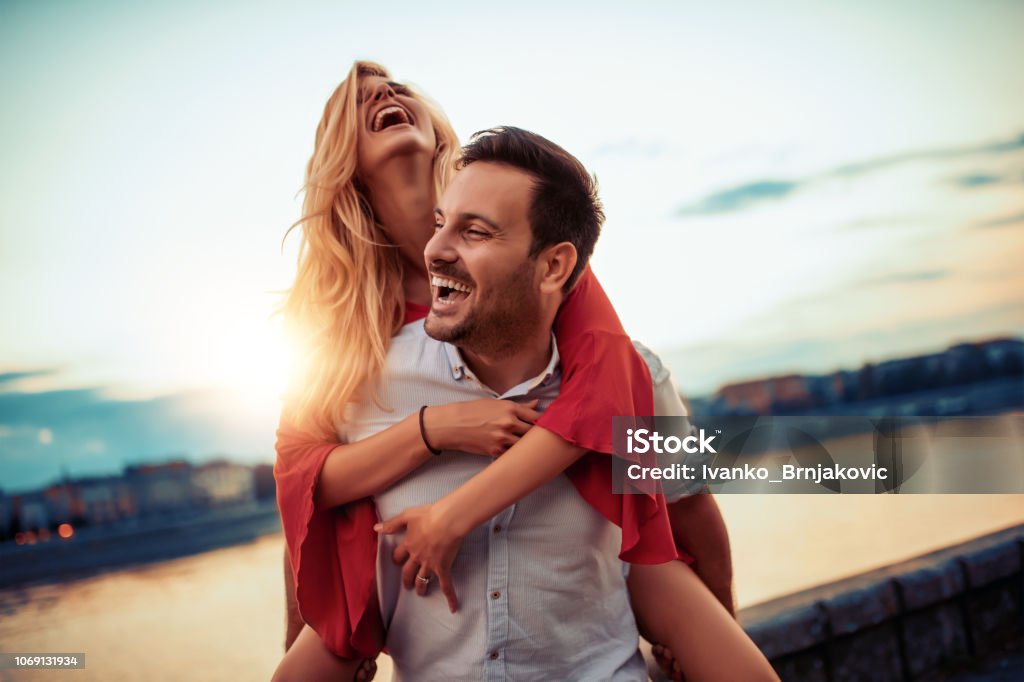 Pareja De Enamorados Foto de stock y más banco de imágenes de Parejas - Parejas, Felicidad, Amor - iStock Pareja De Enamorados Foto de stock y más banco de imágenes de Parejas - Parejas, Felicidad, Amor - iStock