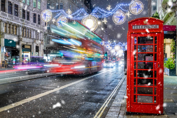 winter scene on a london shopping high street - england telephone telephone booth london england imagens e fotografias de stock