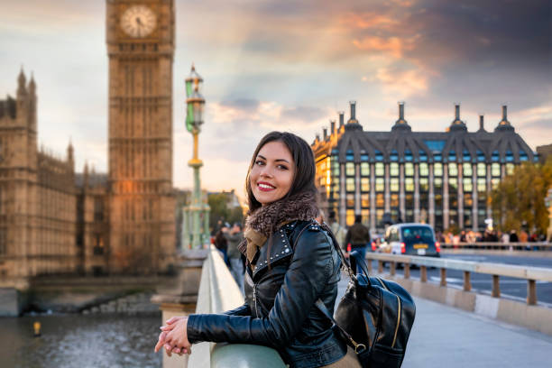 london reisende genießt den blick auf den big ben und westminster palace clocktower - journey elegance people traveling architecture stock-fotos und bilder