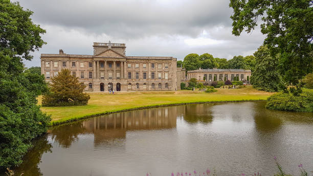 lyme hall und der teich in lyme park in cheshire, england. - stockport stock-fotos und bilder