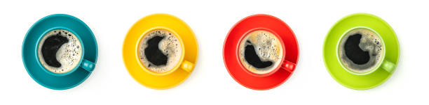 cuatro tazas de café colorido sobre un fondo blanco - coffee cup coffee cup bubble fotografías e imágenes de stock