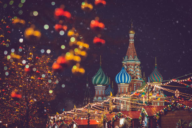 Christmas and New Year celebration market at the Red square in Moscow, Russia Christmas village in winter at the Red square near GUM, St. Basil's Cathedral and Kremlin in Moscow, Russia moscow stock pictures, royalty-free photos & images