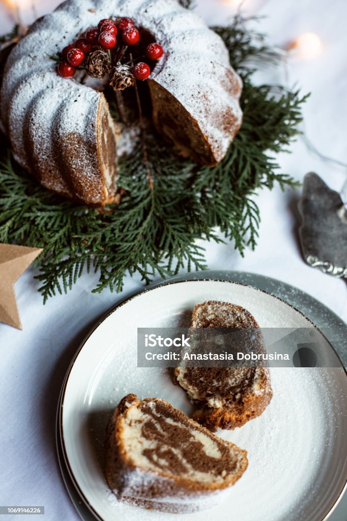 Foto de Bolo De Chocolate De Natal Na Mesa Branca Decorado Com Cranberries  Comida Simples Leigos e mais fotos de stock de Amor - iStock