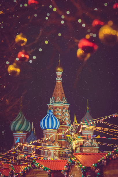 mercatino di natale e capodanno nella piazza rossa di mosca, russia - snow cupola dome st basils cathedral foto e immagini stock